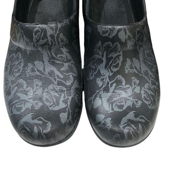CROCS Neria Pro II Graphic Rose Slip Resistant Clog Black Floral Women's Size 9 - Picture 3 of 11